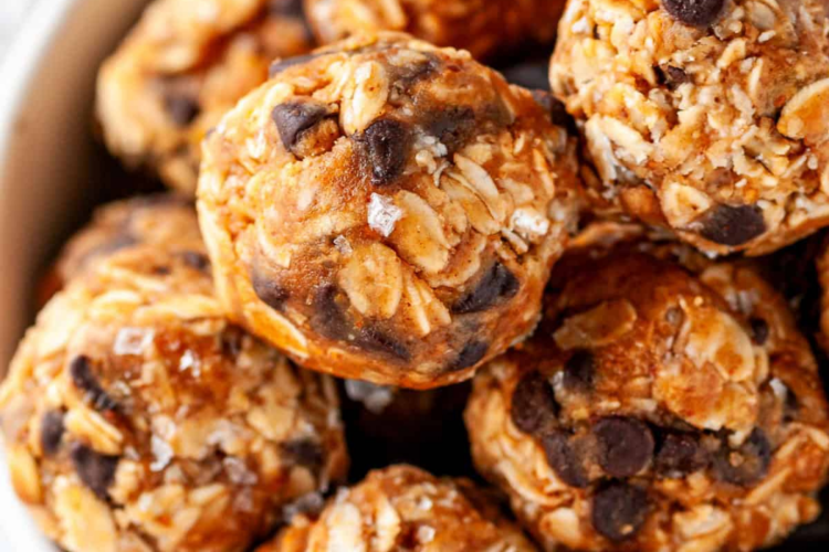 Make No-Bake Peanut Butter Oatmeal Balls